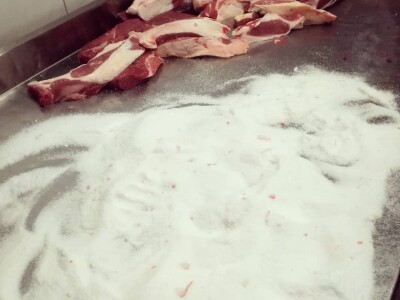 Edin Babić je peta generacija koja proizvodi i prodaje suho meso - i ovčju stelju