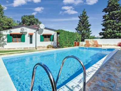 Egon jelavić i njegova kuća s bazenom u dalmatinskom zaobalju Egon jelavić i njegova kuća s bazenom u dalmatinskom zaobalju