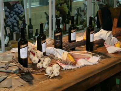 Vina Antunović i prigodna dekoracija