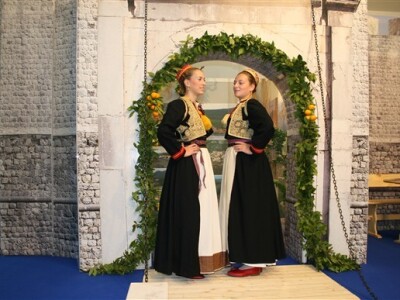 Dubrovačke zidine ukrašene djevojkama