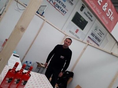 Emir Hadžijusufović proizvodi prirodni sirup od ruže