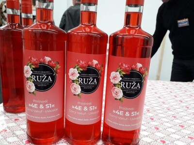 Emir Hadžijusufović proizvodi prirodni sirup od ruže