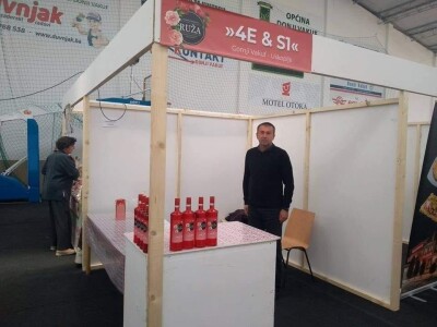 Emir Hadžijusufović proizvodi prirodni sirup od ruže