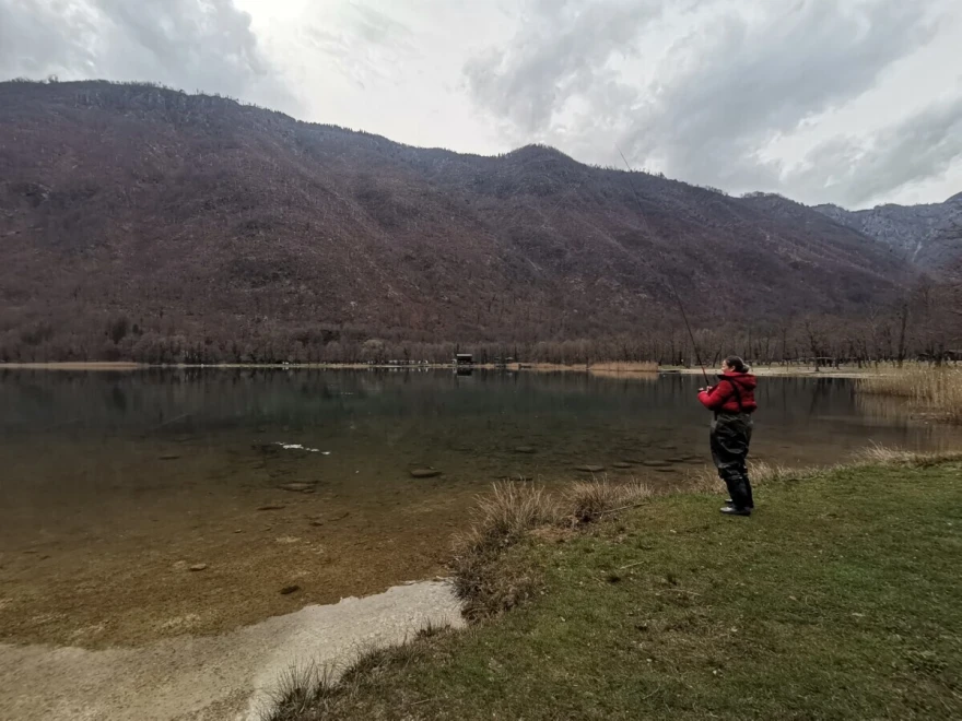 Žena peca ribe na Boračkom jezeru
