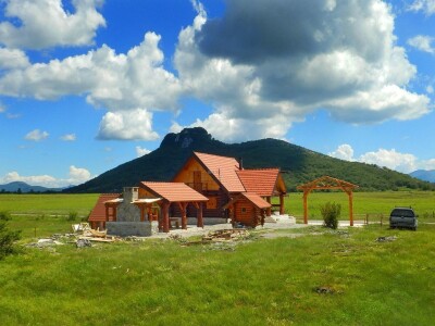 Etnolog Milan Drmić bavi se rijetkim zanatom - seli stare drvene kuće