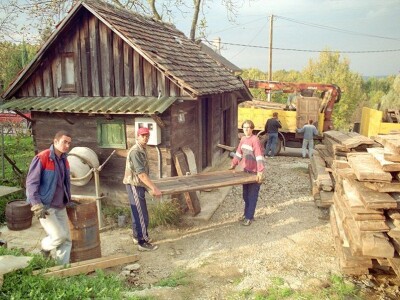 Etnolog Milan Drmić bavi se rijetkim zanatom - seli stare drvene kuće na nove adrese