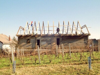 Etnolog Milan Drmić bavi se rijetkim zanatom - seli stare drvene kuće na nove adrese