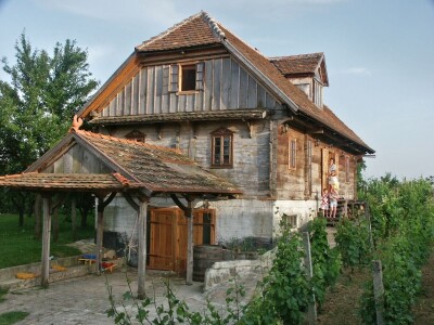 Etnolog Milan Drmić bavi se rijetkim zanatom - seli stare drvene kuće na nove adrese