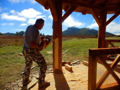 Etnolog Milan Drmić bavi se rijetkim zanatom - seli stare drvene kuće na nove adrese