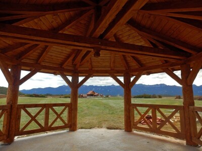 Etnolog Milan Drmić bavi se rijetkim zanatom - seli stare drvene kuće na nove adrese