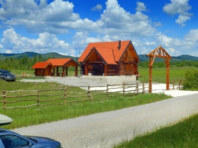 Etnolog Milan Drmić bavi se rijetkim zanatom - seli stare drvene kuće na nove adrese