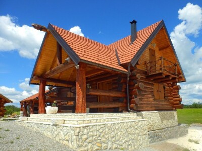 Etnolog Milan Drmić bavi se rijetkim zanatom - seli stare drvene kuće na nove adrese