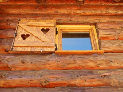 Etnolog Milan Drmić bavi se rijetkim zanatom - seli stare drvene kuće na nove adrese