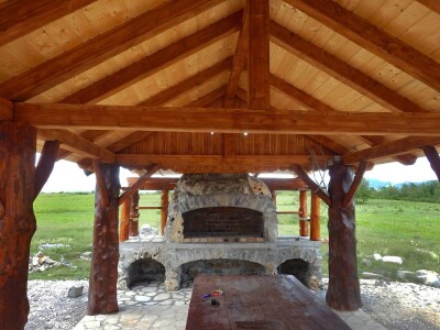 Etnolog Milan Drmić bavi se rijetkim zanatom - seli stare drvene kuće na nove adrese