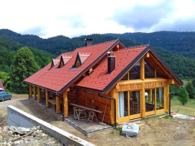 Etnolog Milan Drmić bavi se rijetkim zanatom - seli stare drvene kuće na nove adrese