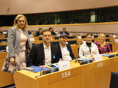 Marijana Petir s mladim poljoprivrednicima iz Hrvatske Marijana Petir s mladim poljoprivrednicima iz Hrvatske