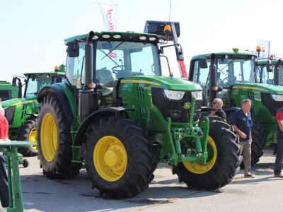 John Deere traktori