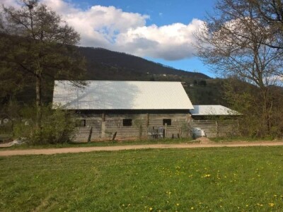 Farma koza pod obroncima planine Vranice