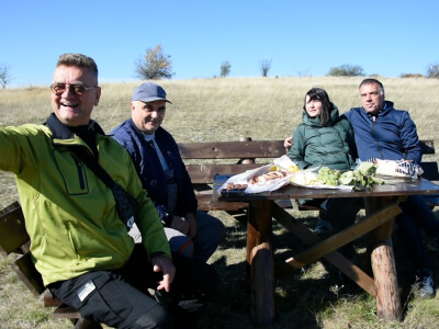 Voditelji poljoprivrednih emisija iza i ispred kamere