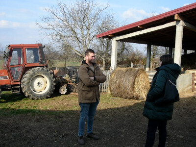 Voditelji poljoprivrednih emisija iza i ispred kamere