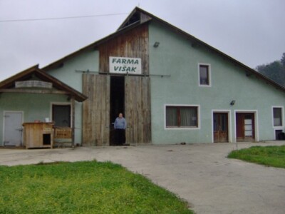 Ispred svoje nekadašnje farme Ispred svoje nekadašnje farme