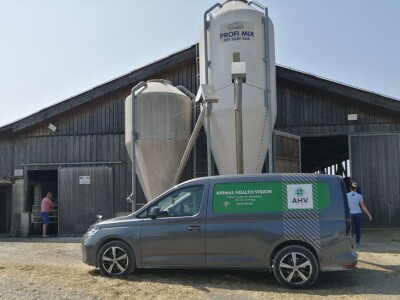 Farmer Marijan Hartman u Svetom Ivanu Žabnom uzgaja 250 grla stoke