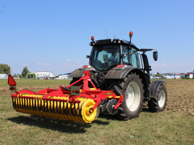 Traktor Valtra sa tanjuračom Vaderstad