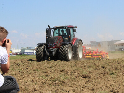 Traktor Valtra vuče tanjuraču Vaderstad Carrier XL 425