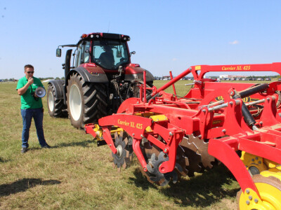 Prisutni znatiželjno prate prezentiranje
