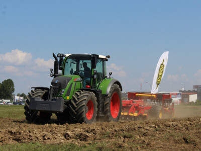 Traktor Fendt i priključni stroj