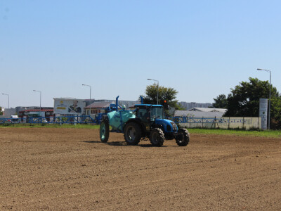 Traktor Landini Powerfarm i vučena prskalica Traktor Landini Powerfarm i vučena prskalica