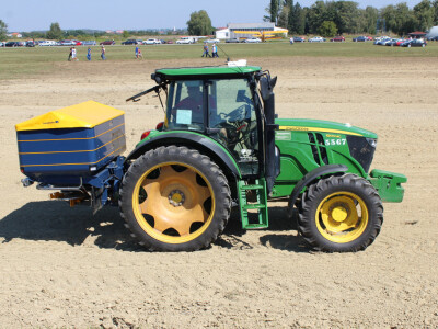 Traktor JohnDeere i rasipač Bogballe Traktor JohnDeere i rasipač Bogballe