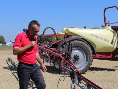 Željko Findri prezentira vučenu prskalicu Hardi - Navigator 3000/ 18