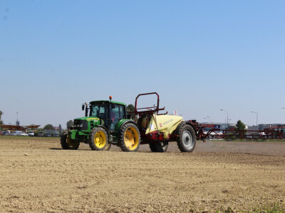 Traktor JohnDeere vuče prskalicu Hardi - Navigator