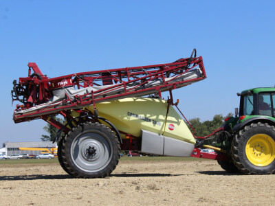 Sklopljena prskalica hardi Commander pogodna za transport Sklopljena prskalica hardi Commander pogodna za transport