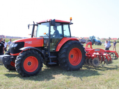 Traktor Deutz-Fahr i priključni uređaj tanjurača sa rotorom