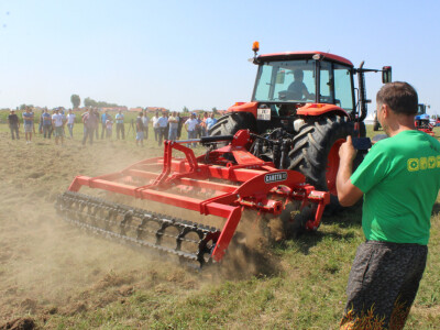 Posjetitelji zainteresirano gledaju prezentiranje