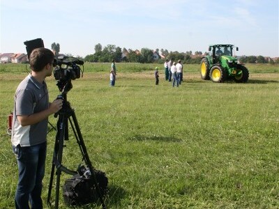 Naš kamerman Dino snima početak prezentacija strojeva