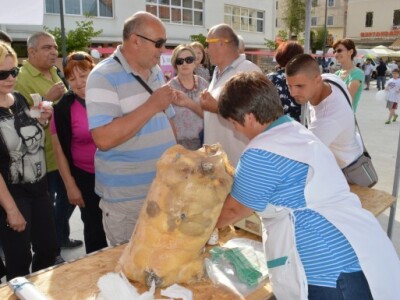 Festival sira u Drnišu je jedinstvena prilika za kupiti sir iz mišine