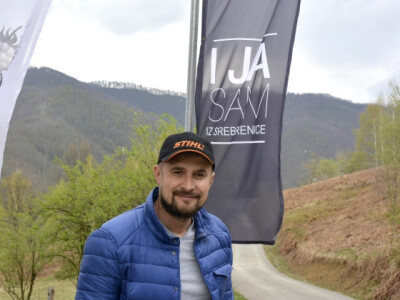 Fikret Hodžić na kući u Srebrenici ima dvije zastave: "Srebrena malina" i "I ja sam iz Srebrenice"