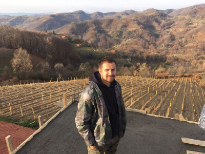 Fikret Hodžić u svome malinjaku