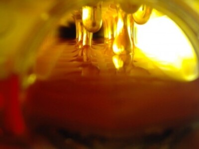 Med slobodno teče iz saća u sterilnu cijev koja med odvodi do pripremljene posude Med slobodno teče iz saća u sterilnu cijev koja med odvodi do pripremljene posude