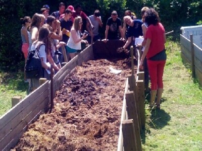 Francuski studenti na imanju OPG Vedran Pezelj - razgledavaju proizvodnju humusa