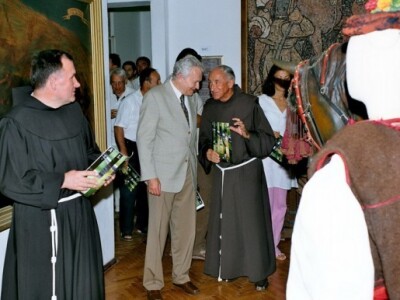 Fra Gabrijel Hrvatin Jurišić u razgovoru s posjetiteljima alkarske izložbe