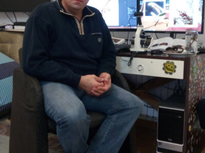 Davor dobar dio vremena provodi uz mikroskop i kompjutor