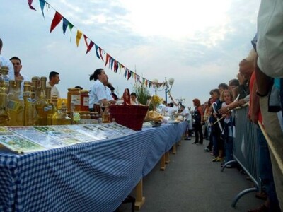 Prodavači meda na Eno-eko-etno gastro stolu Prodavači meda na Eno-eko-etno gastro stolu