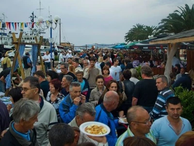Posjetitelji Eno-eko-etno gastro stola u Biogradu na Moru