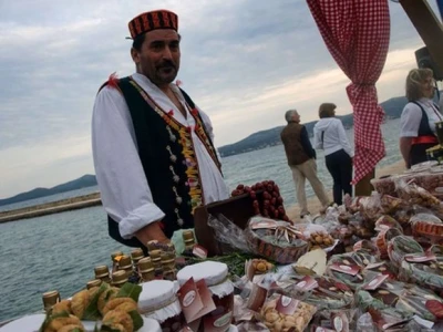 Izlagač na Eno-eko-etno gastro stolu u Biogradu na Moru