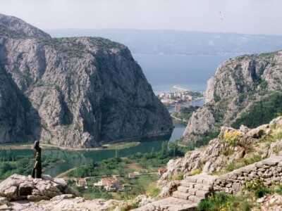 Gata - kip junakinje Mile Gojsalić i pogled na Omiš kroz kamene gromade Mosora i Omiške Dinare