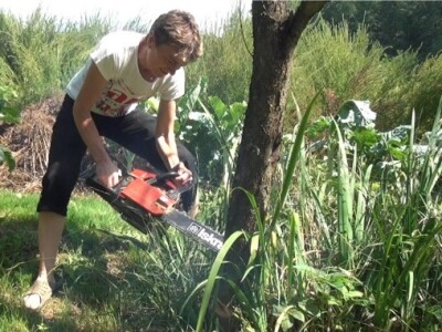 Dobro rukuje i s motornom pilom